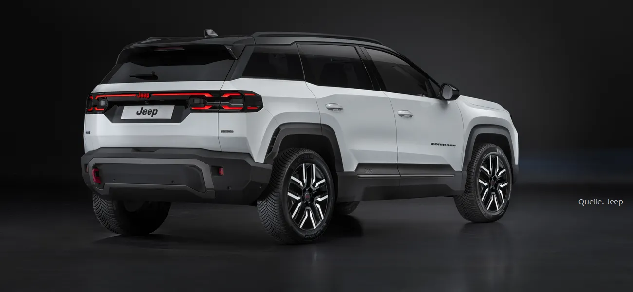 Jeep Compass EV Vorstellung INSTADRIVE ecarso weiß Heck Jeep Compass EV Vorstellung INSTADRIVE ecarso weiß Heck