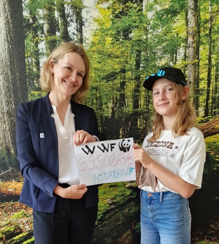 Anna Halla übergibt INSTADRIVE Scheck an WWF Anna Halla übergibt INSTADRIVE Scheck an WWF